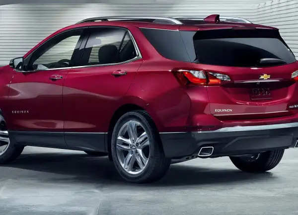 Czerwony Chevrolet Equinox z eleganckimi felgami i chromowanymi detalami, gotowy na każdą podróż.