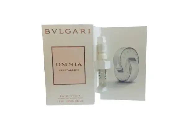 Próbka perfum Bvlgari Omnia Crystalline, z miniaturową buteleczką i kartonikiem z logo.