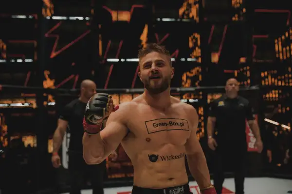 Amadeusz Ferrari kim jest? Kontrowersyjny influencer i zawodnik MMA