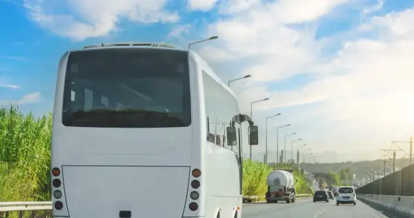 Ile może jechać autobus na autostradzie? Poznaj kluczowe informacje.