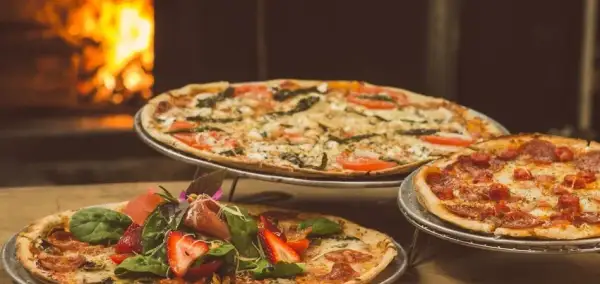 Przepis na ciasto do pizzy z jajkiem, które zaskoczy Twoich gości