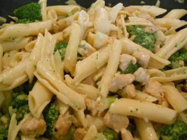 Penne z brokułami w sosie śmietanowym – prosty przepis na pyszny obiad