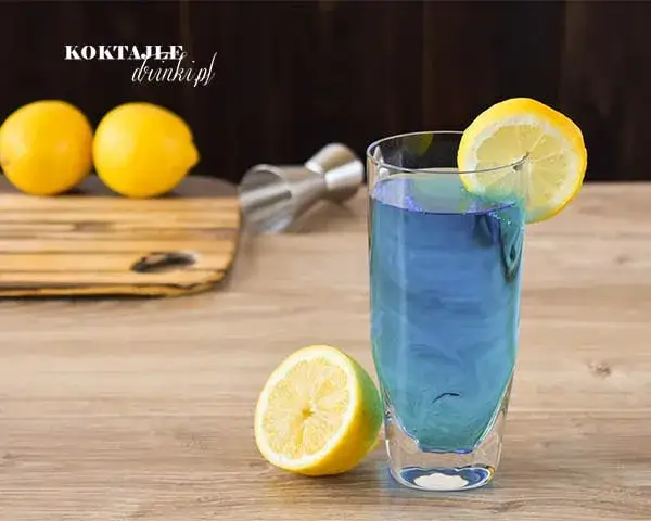 Niebieskie drinki, które zaskoczą Twoich gości - przepisy i historia