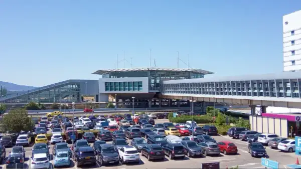 Jak dojechać z lotniska do centrum Aten? Najlepsze opcje transportu