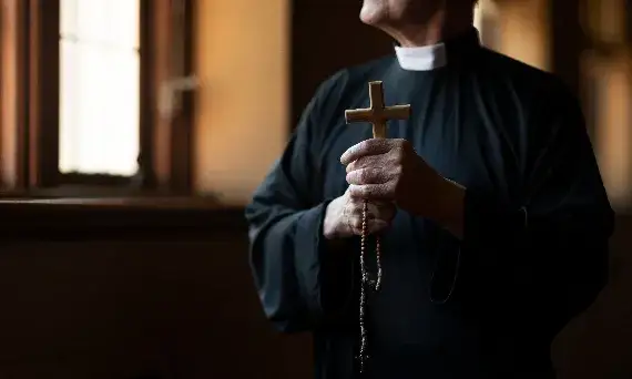 Co to znaczy jak się śni ksiądz? Odkryj ukryte znaczenia snu