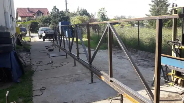 Jak zrobić bramę przesuwna podwieszana - proste kroki i materiały