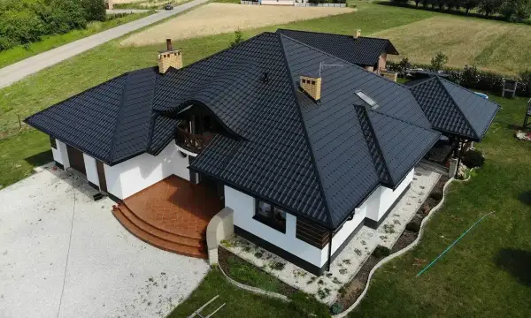 Blachodachówka czy dachówka ceramiczna: co wybrać w niższej cenie?