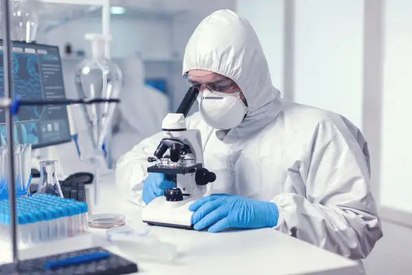 Praca w laboratorium jakie studia? Odkryj najlepsze kierunki edukacji