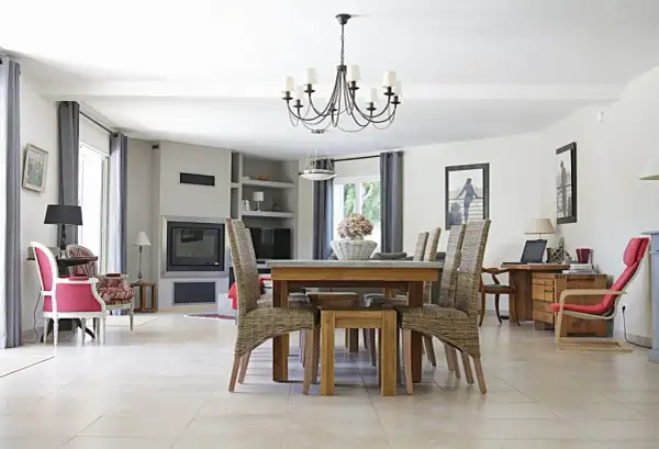 Jak wybrać idealny żyrandol do salonu? Porady, style i inspiracje