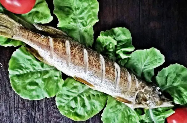 Jak upiec szczupaka w piekarniku, by był soczysty i pełen smaku