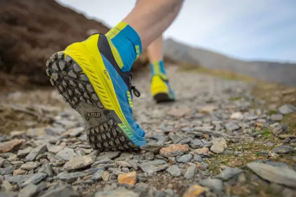 Buty trailowe: co to jest i dlaczego są niezbędne w terenie?