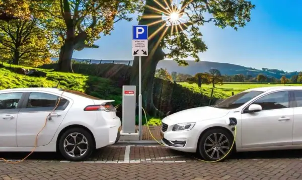 Czy warto kupić samochód elektryczny? Poznaj zalety i wady tej decyzji