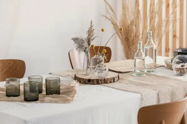 Stylowy stolik w salonie: magiczne dodatki, które zachwycą każdego gościa