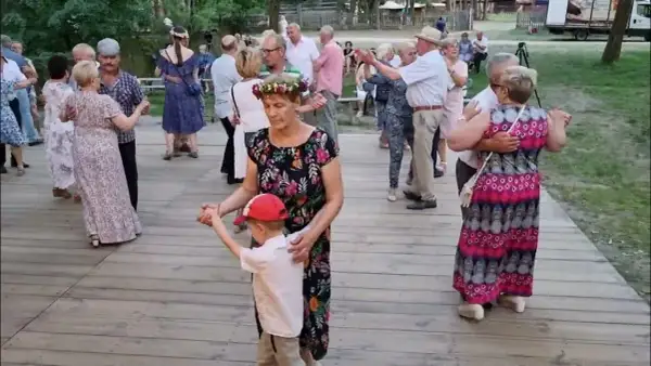 Muzyka z dzieciństwa babci – piosenki, które łączą pokolenia i wzruszają