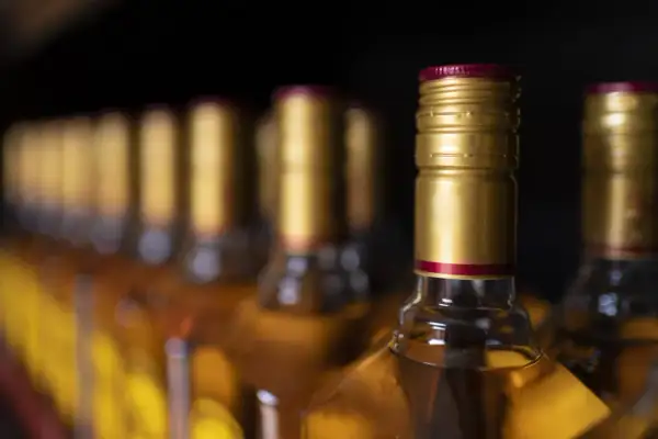 Wysyłanie alkoholu pocztą za granicę: co musisz wiedzieć przed wysyłką