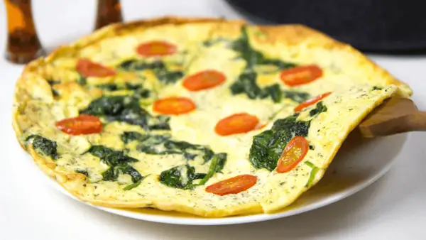 Jak przygotować fit omlet ze szpinakiem? Przepis na zdrowe danie