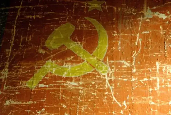 Co oznaczają symbole na fladze ZSRR? Odkryj ich ukryte znaczenie