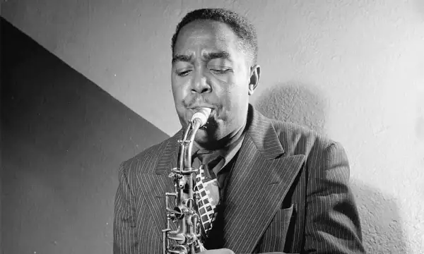 Poznaj najlepszych saksofonistów jazzowych: legendy, które zmieniły muzykę