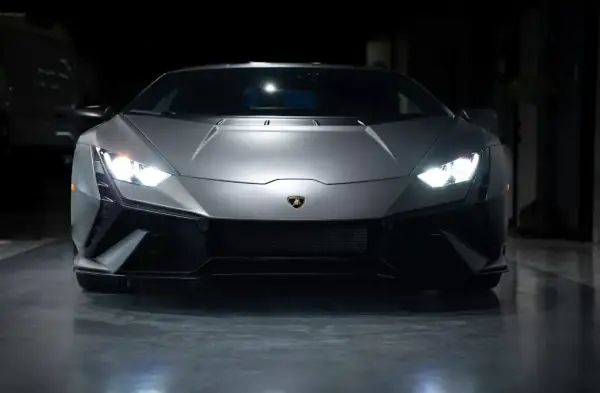Samochody w filmach o kasynach – od Aston Martina Bonda po muscle cars w Ocean's Eleven