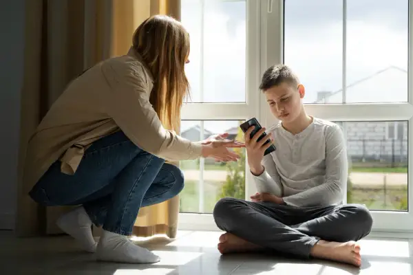 Czy gry losowe w internecie to dobry temat do rozmowy z nastolatkiem? Poradnik dla rodziców