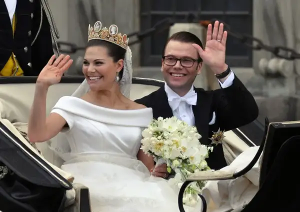 Jaką koszulę wybrać do śmietankowej sukni ślubnej, aby wyglądać idealnie?