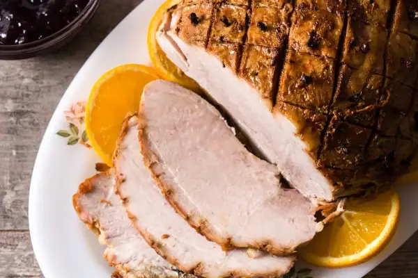 Ile piecze się szynkę w piekarniku? Poznaj czas i temperaturę pieczenia