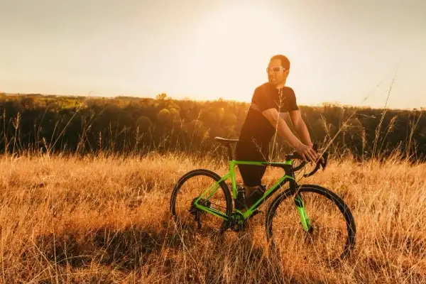 Rower gravel jaki wybrać? Kluczowe cechy i porady dla początkujących
