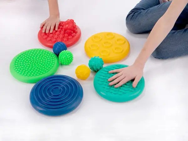 Zabawki sensoryczne: Jak wspierają rozwój dziecka i terapię?