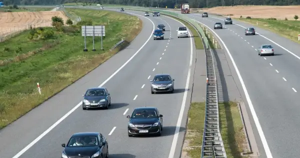 Wyprzedzanie prawym pasem na autostradzie – kiedy jest dozwolone i zabronione?