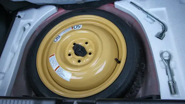 Jak znaleźć koło zapasowe w Toyota Yaris - poradnik dla każdego kierowcy