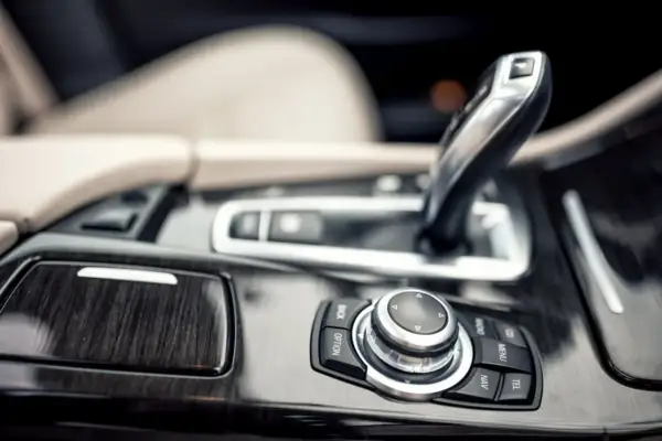 Automatyczne skrzynie biegów w BMW Serii 3: zalety, problemy i osiągi