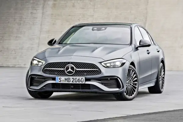 Mercedes C Klasa W206: Najważniejsze cechy i opinie użytkowników samochodu