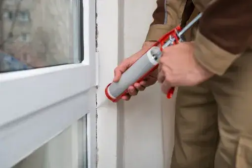 Jak skutecznie uszczelnić drzwi wejściowe do mieszkania i uniknąć przeciągów