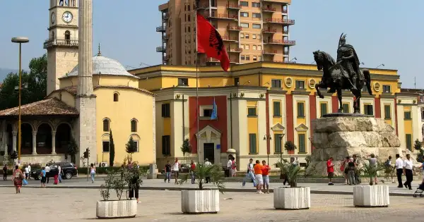 Ile trwa lot z Katowic do Tirany? Sprawdź czas przelotu i więcej