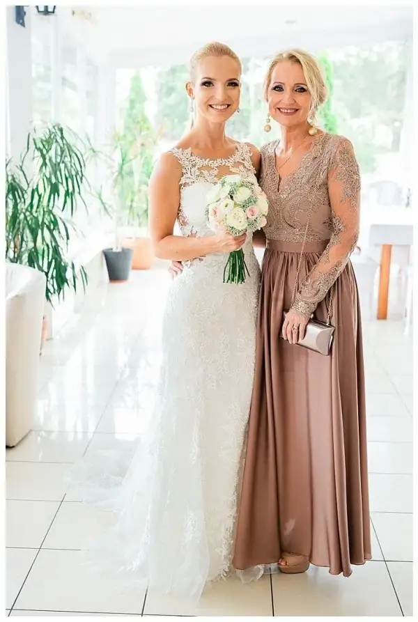 Jak powinna się ubrać mama pana młodego na ślub? Eleganckie wskazówki i modne inspiracje