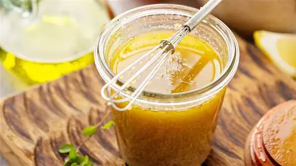 Bazyliowy dressing z orzechami włoskimi