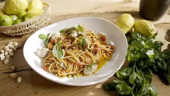 Spaghetti z pomidorami i pastą z sera ricotta