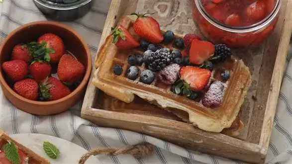 Gofry z owocami i cukrem pudrem