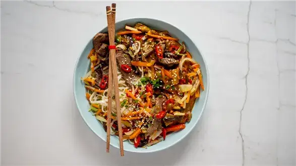 Makaron chow mein z woka
