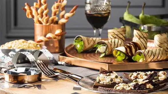 Roladki z grillowanego bakłażana z ricottą i gruszką