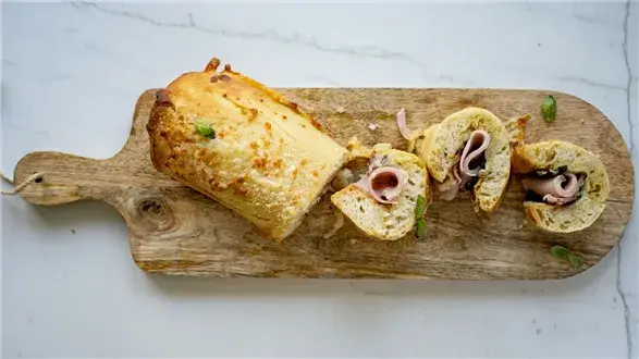 Zawijana pinsa z mortadelą i parmezanem