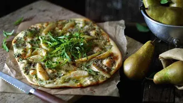 Pizza z gruszką i serem roquefort podawana z rukolą