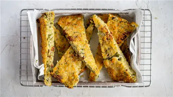 Wytrawny chlebek cukiniowy z makaronem orzo i halloumi