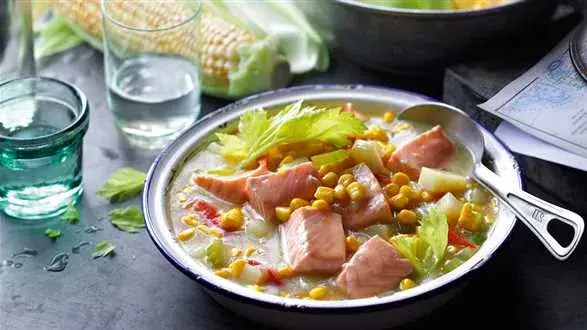 Chowder z łososiem i kukurydzą 