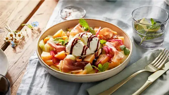 Sałatka z melonem, mozzarellą, szynką parmeńską i miętą