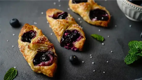 Ciasteczka z ciasta francuskiego z borówkami