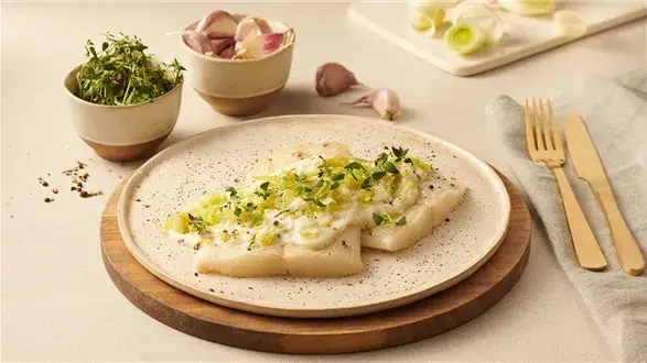 Halibut w beszamelu z duszonym porem