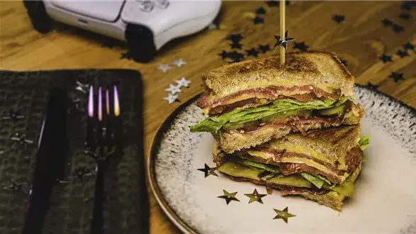 Grillowana klasyczna kanapka tostowa z salami, serem i sałatą lodową