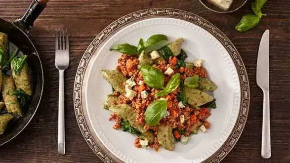 Kopytka gryczane z delikatnym bolognese