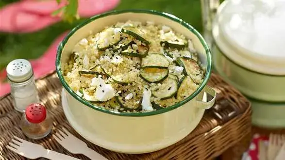 Sałatka z cukinią, kaszą bulgur i serem kozim